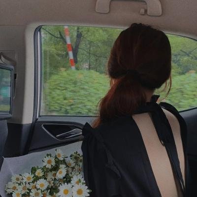 圈内老戏骨与神秘男子同车离开，公司火速否认，一夜之间引热议